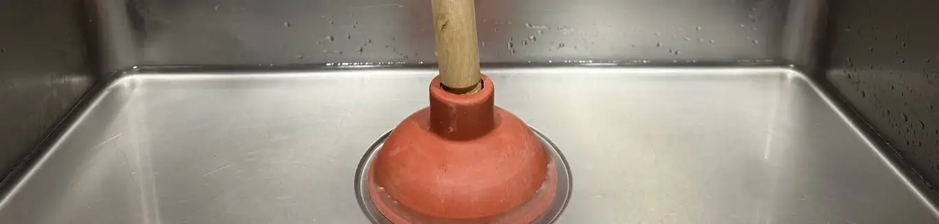 Cómo Desatascar un Fregadero